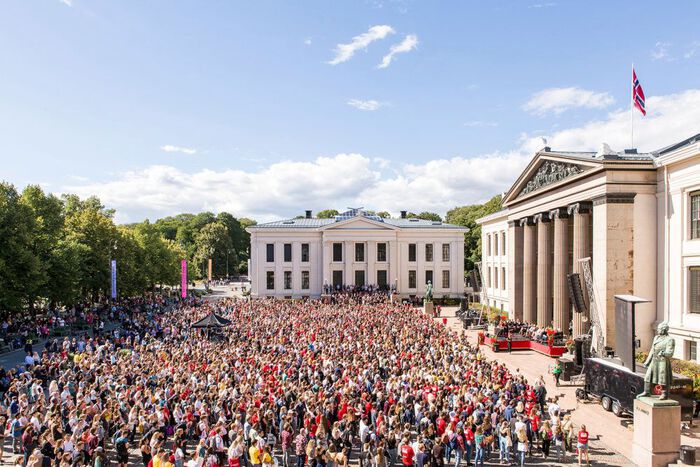 Studenter p? velkomstseremoni